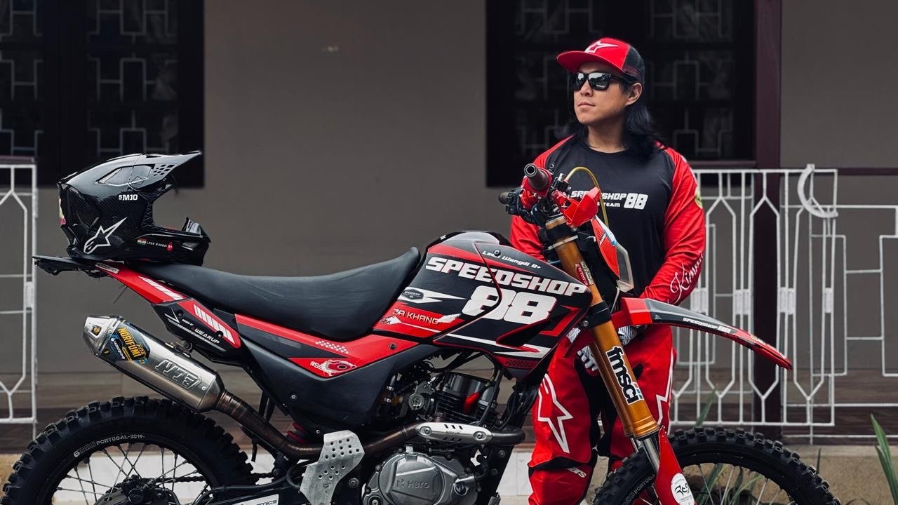 Leon Lhendup Wangdi with his Speedshop88 Racing motorcycle